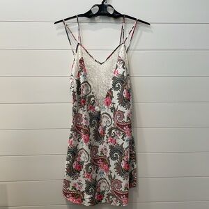 Vintage Victoria’s‎ Secret cream pink paisley slip size medium